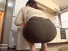 02J2622- Assaulting a mature wife with a big butt cleaning her room from behind