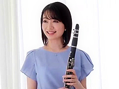 03823,A beautiful woman who feels