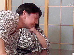 06B1024-On a family hot spring trip, my big-breasted stepmother seduces me and makes me suck his cock