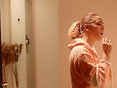 Alice Kelly - Amazing Erotic Bath Masturbation