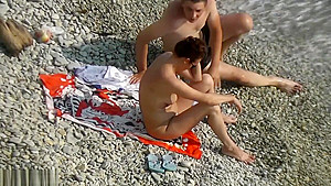 Amateur Girl Masturbating On Public Beach