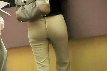 Amateur blonde chick candid ass in jeans