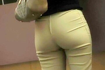 Amateur blonde chick candid ass in jeans