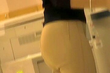 Amateur blonde chick candid ass in jeans