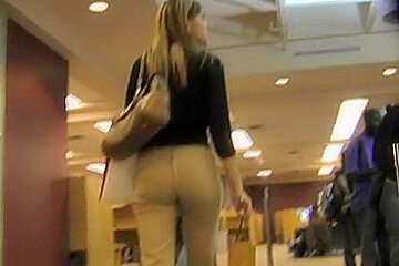 Amateur blonde chick candid ass in jeans