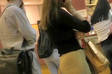 Amateur blonde chick candid ass in jeans