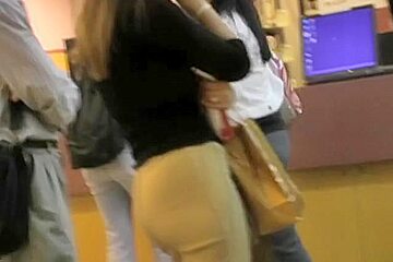 Amateur blonde chick candid ass in jeans