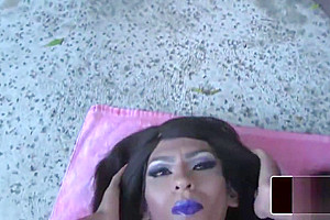 Amateur ebony tranny shows off flexibility
