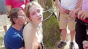 Attachée à un arbre je leur sert de vide couilles