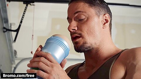 BROMO - Hot Mechanic Bo Sinn Lets Skyy Knox Put His Hands On His Hard Tool & Soon After They Start Fucking