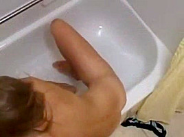 Blonde babe masturbates in bathtub