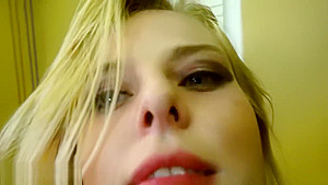 Blondine hat Sex beim Vorstellungsgesprach