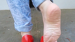 Brincando com Scarpin Vermelho de Salto Alto