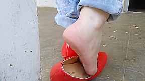 Brincando com Scarpin Vermelho de Salto Alto