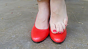 Brincando com Scarpin Vermelho de Salto Alto