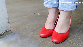 Brincando com Scarpin Vermelho de Salto Alto