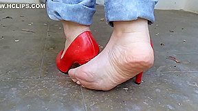 Brincando com Scarpin Vermelho de Salto Alto