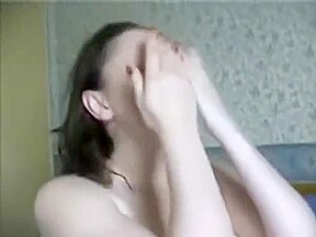 Brune jouit avec deux bites dans les trous