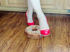 Cake Crush With Bare Feet And Heels 1080p 30fps H264 128kbi