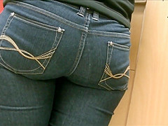 Candid wide ass milf in tight jeans