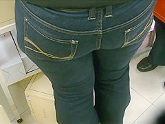 Candid wide ass milf in tight jeans