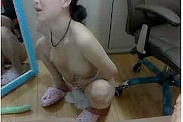 Chinese camgirl stuck a big dildo in her tight butt