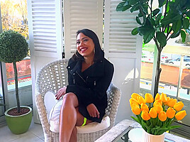 Cristina, 30 years old, finds the ideal partner for her sapphic initiation!