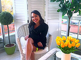 Cristina, 30 years old, finds the ideal partner for her sapphic initiation!