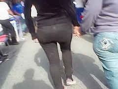 Culazo de chica con Pantalon embarrado de semen