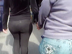 Culazo de chica con Pantalon embarrado de semen