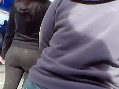 Culazo de chica con Pantalon embarrado de semen