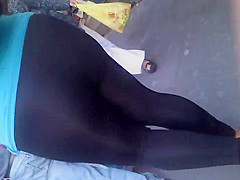Culote en mallas brillosas enfrente de mi