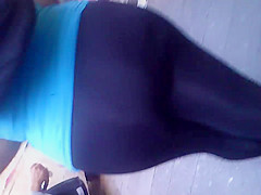 Culote en mallas brillosas enfrente de mi