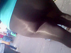 Culote en mallas brillosas enfrente de mi