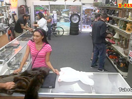 Cute amateur gal selling her old coat and fucked by pawn man