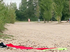 Dessousshow am oeffentlichen Nacktbadestrand