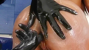 Deutsche Latex Herrin fickt geile Latina mit Strapon