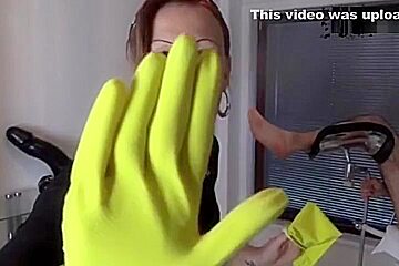 EXREME FISTING WHIT YELLOW GLOVES