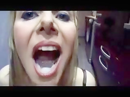 Elle boit le sperme dans la capote