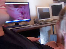 En plein montage vidéo il se fait sucer par une actrice