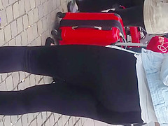 Geiler Legginsarsch an der Bushaltestelle