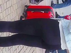 Geiler Legginsarsch an der Bushaltestelle