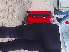 Geiler Legginsarsch an der Bushaltestelle