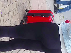 Geiler Legginsarsch an der Bushaltestelle