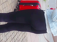 Geiler Legginsarsch an der Bushaltestelle