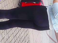 Geiler Legginsarsch an der Bushaltestelle