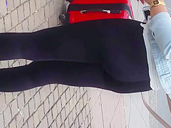 Geiler Legginsarsch an der Bushaltestelle