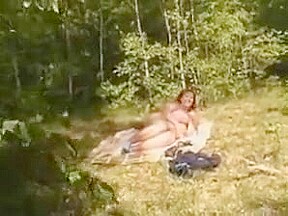 Geiles dickerchen alleine im wald