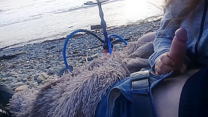 Girl sucked right on the beach near the sea
