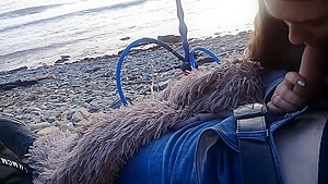 Girl sucked right on the beach near the sea